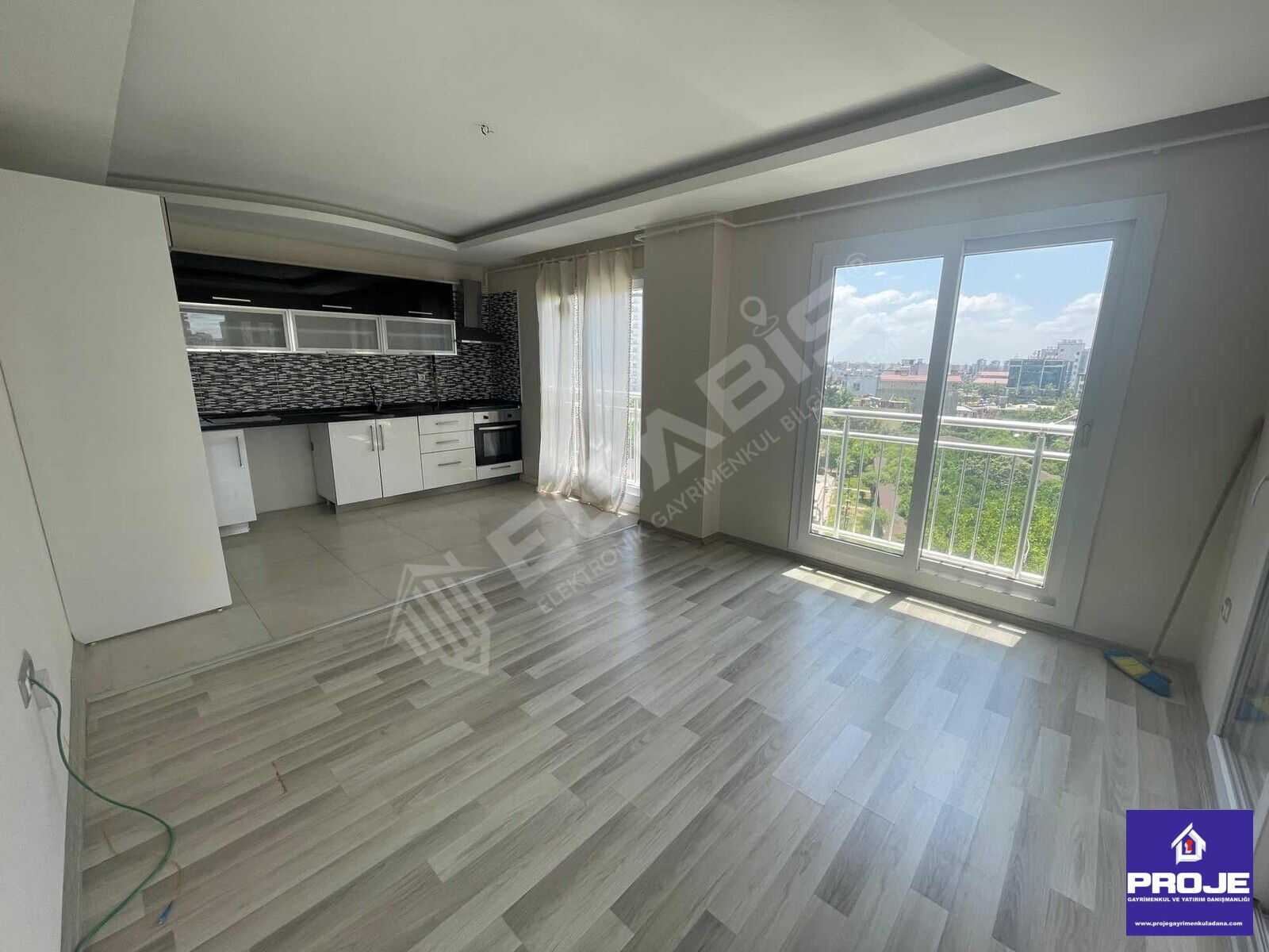 GÜRSELPAŞA'DA HAYAT BÜFE ARKASINDA CEPHELERİ AÇIK DAİRE