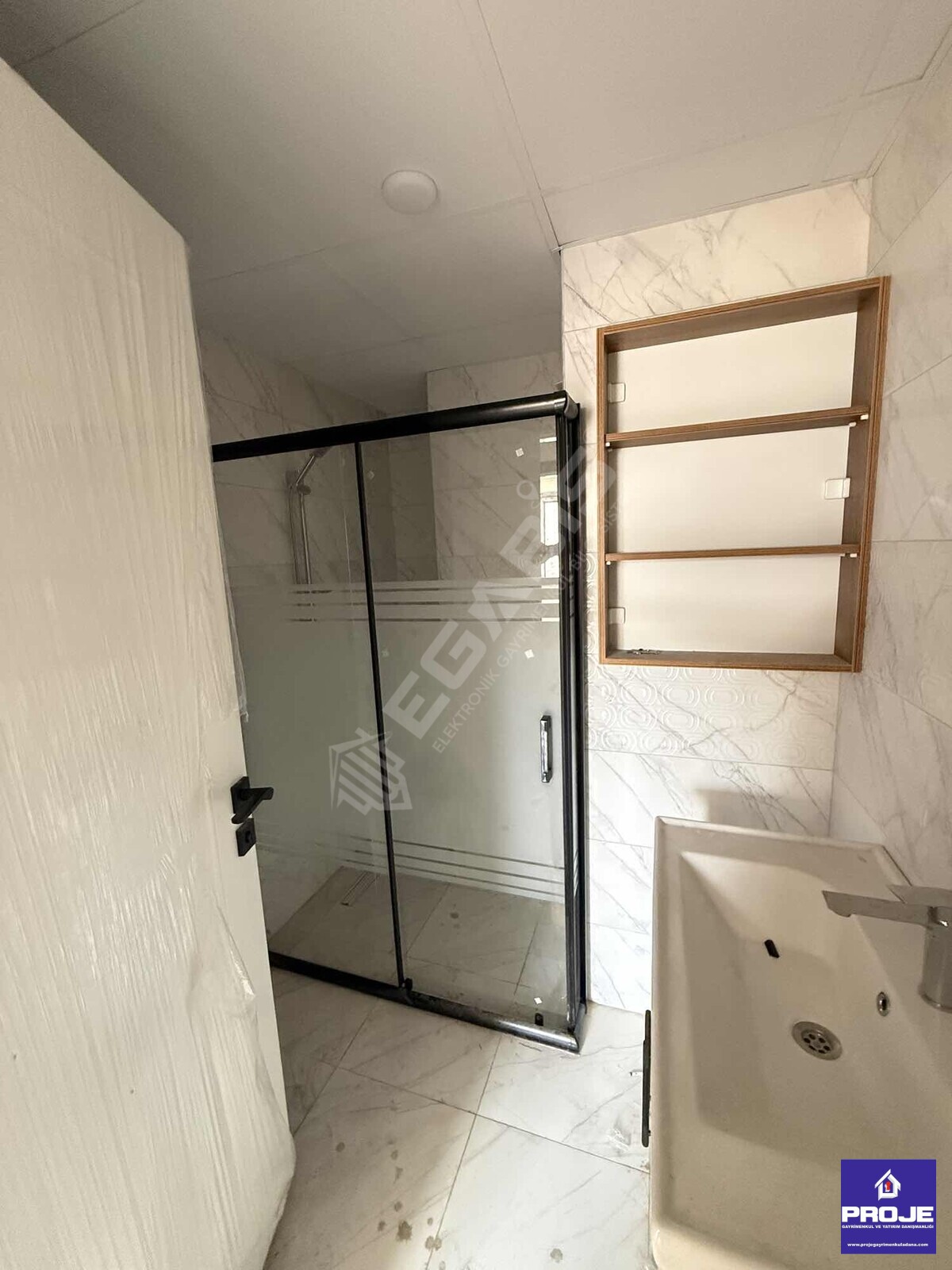 TEK BLOKLU SİTE. HAVUZLU BULVAR ÜSTÜ (0) DAİRE - 22