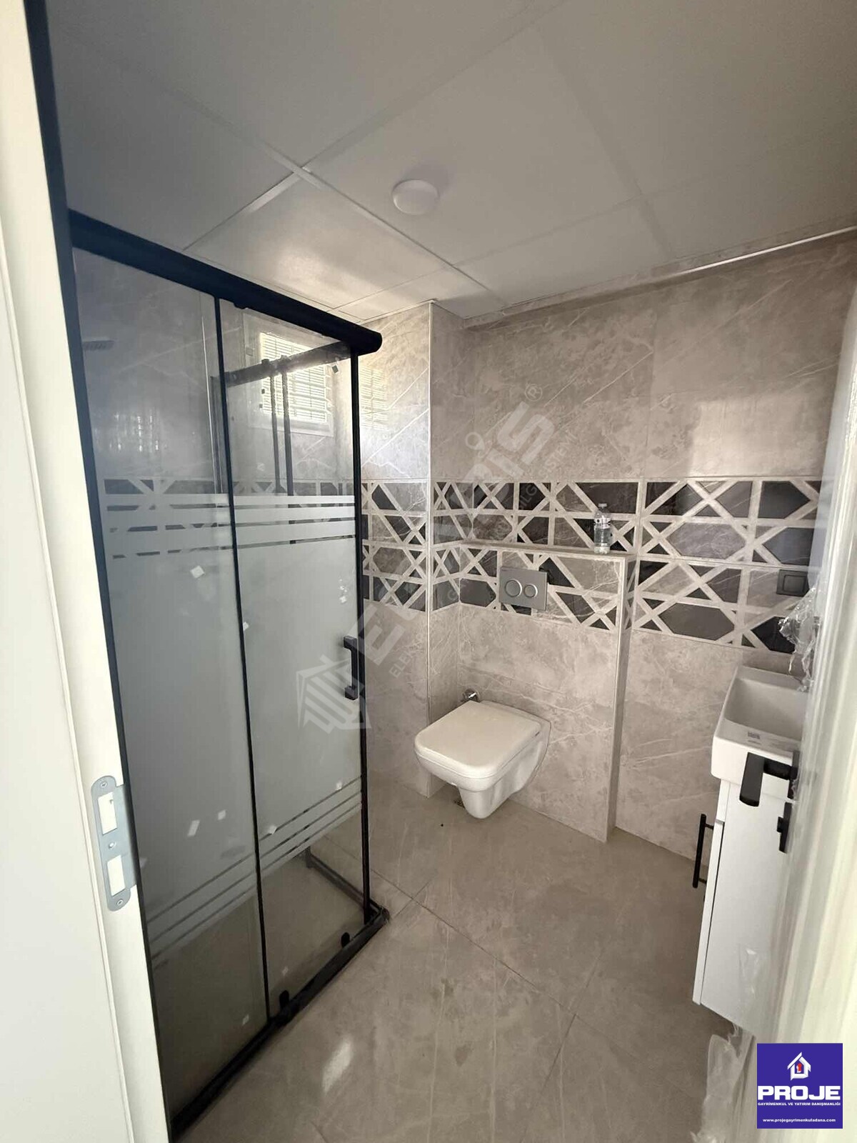 TEK BLOKLU SİTE. HAVUZLU BULVAR ÜSTÜ (0) DAİRE - 24