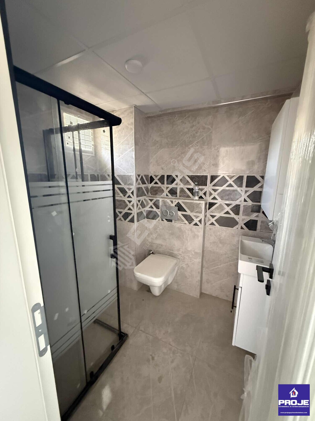 TEK BLOKLU SİTE. HAVUZLU BULVAR ÜSTÜ (0) DAİRE - 25