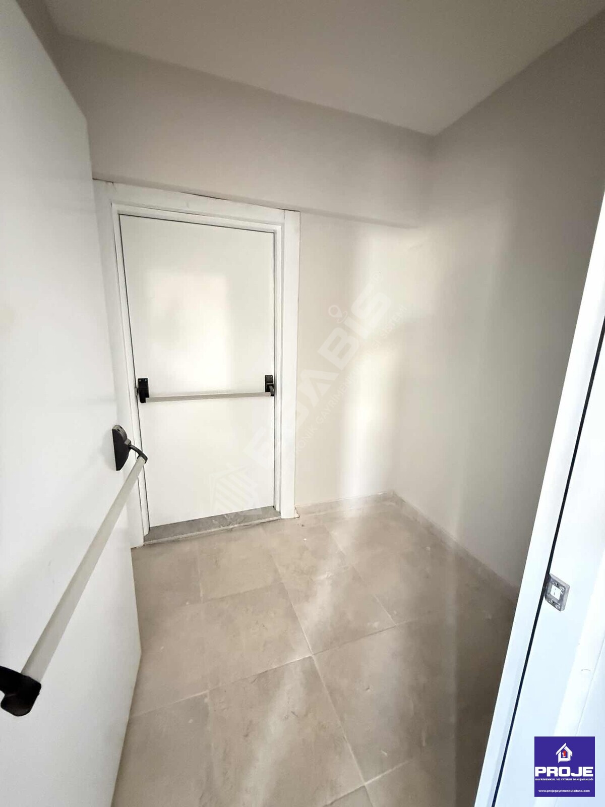 TEK BLOKLU SİTE. HAVUZLU BULVAR ÜSTÜ (0) DAİRE - 28