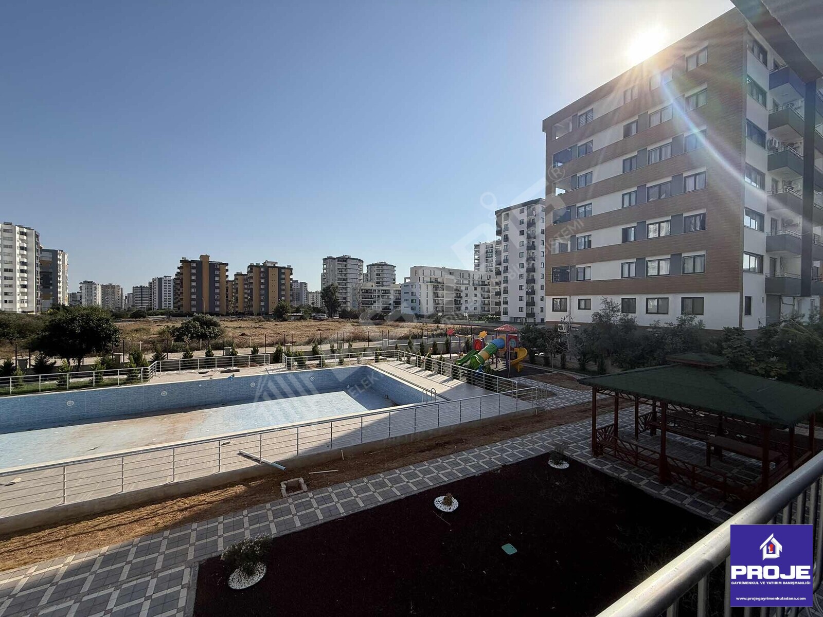 TEK BLOKLU SİTE. HAVUZLU BULVAR ÜSTÜ (0) DAİRE