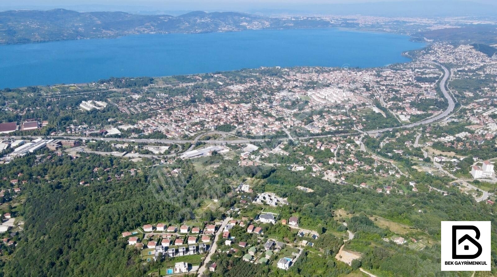 BEK GAYRİMENKUL DEN GÖL MANZARALI SATILIK 2373 M2 ARSA