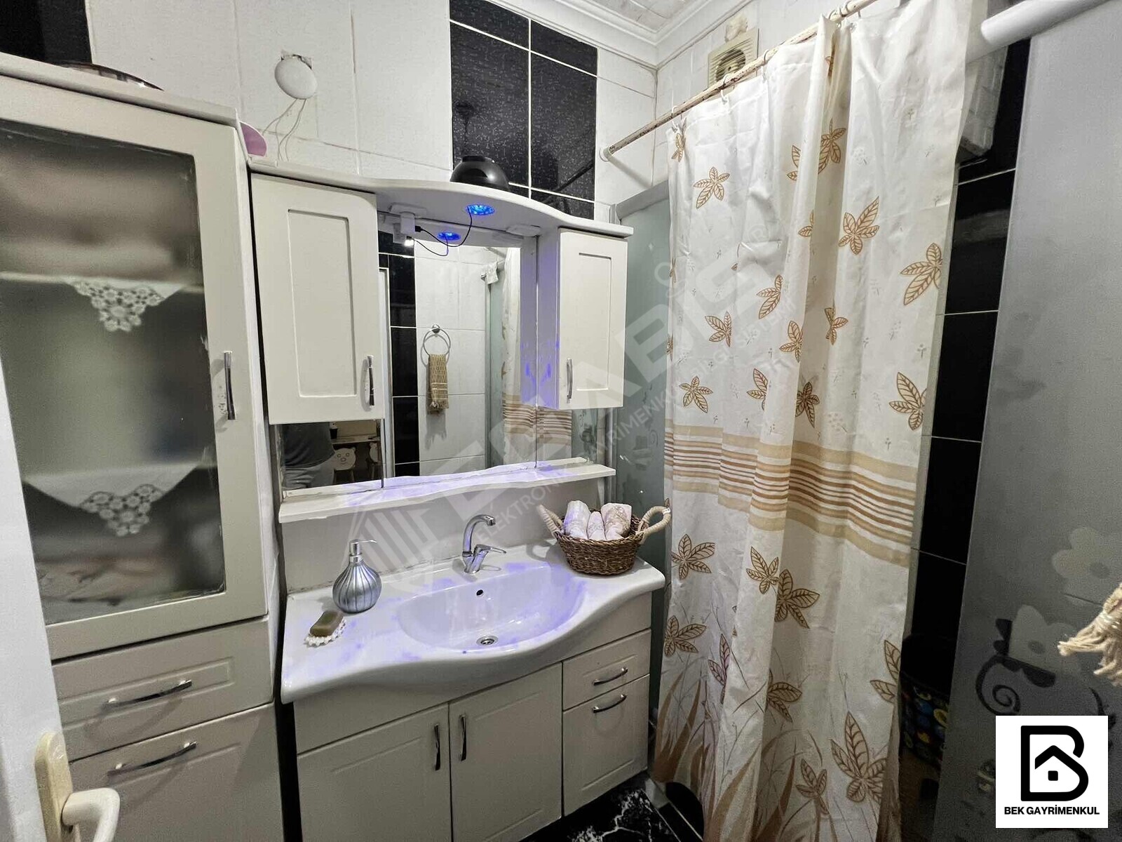 OTOBÜS DURAKLARI YAKINI SATILIK 1+1 70 M2 BALKONLU YÜKSEK GİRİŞ - 18