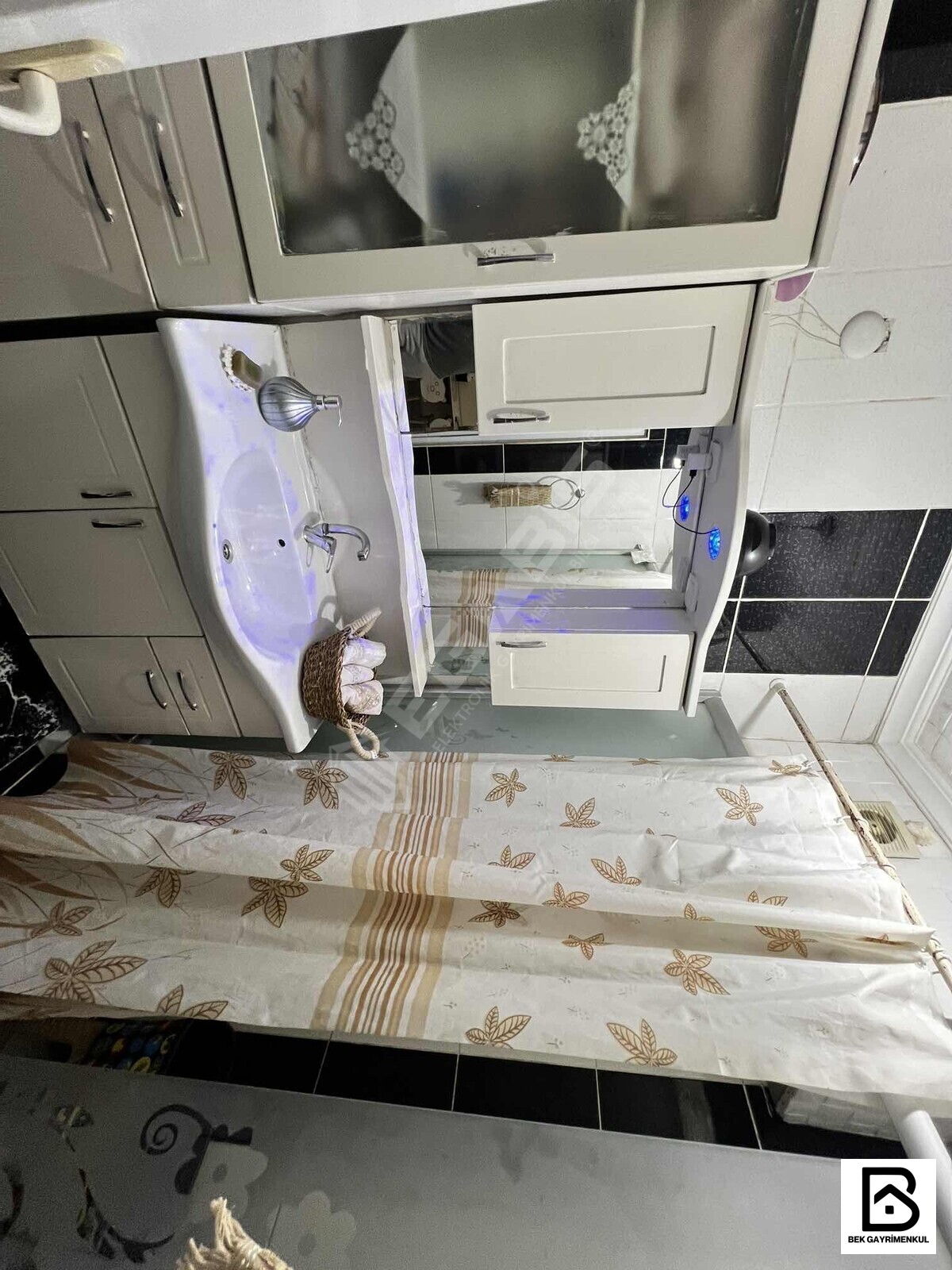 OTOBÜS DURAKLARI YAKINI SATILIK 1+1 70 M2 BALKONLU YÜKSEK GİRİŞ - 18