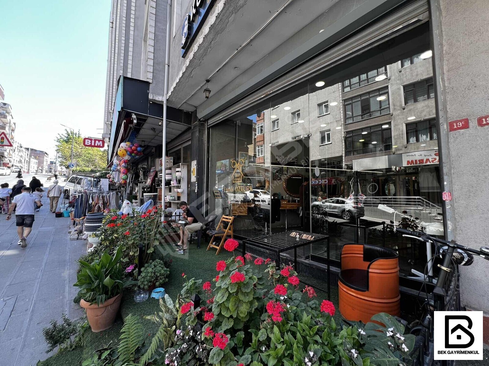 AYAZMA CAD. ÜZERİNDE SATILIK CEPHESİ GENİŞ 90 M2 A.KATLI DÜKKAN - 4