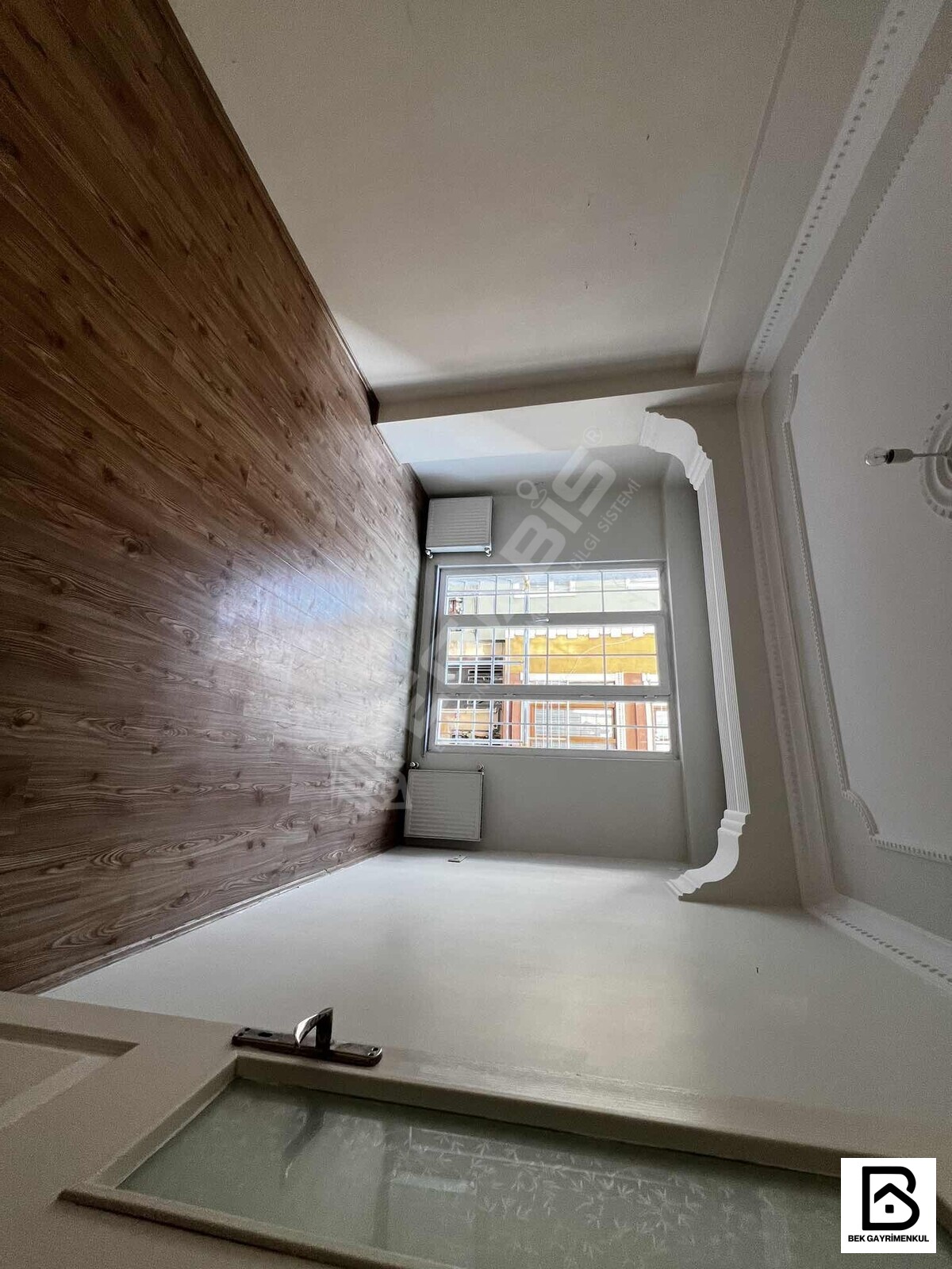 MERKEZİ KONUMDA KİRALIK 2+1 80 M2 1.KAT BALKONLU 12 YILLIK
