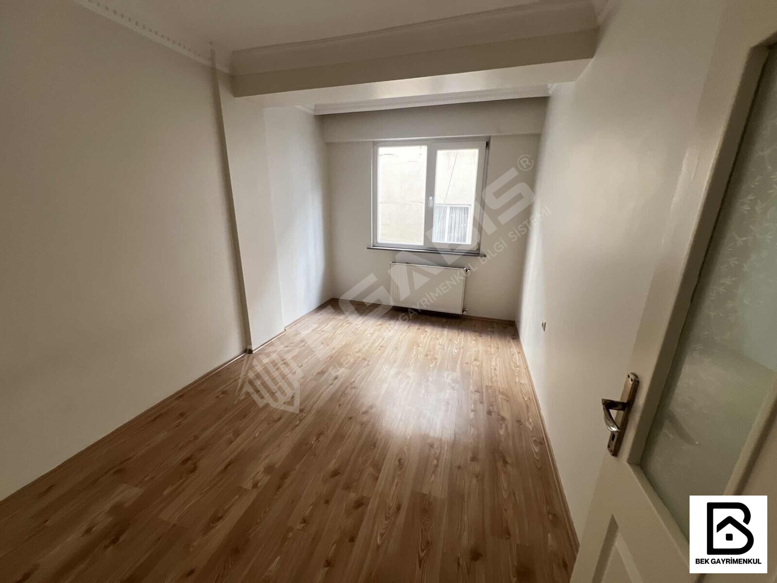 MERKEZİ KONUMDA KİRALIK 2+1 80 M2 1.KAT BALKONLU 12 YILLIK - 12