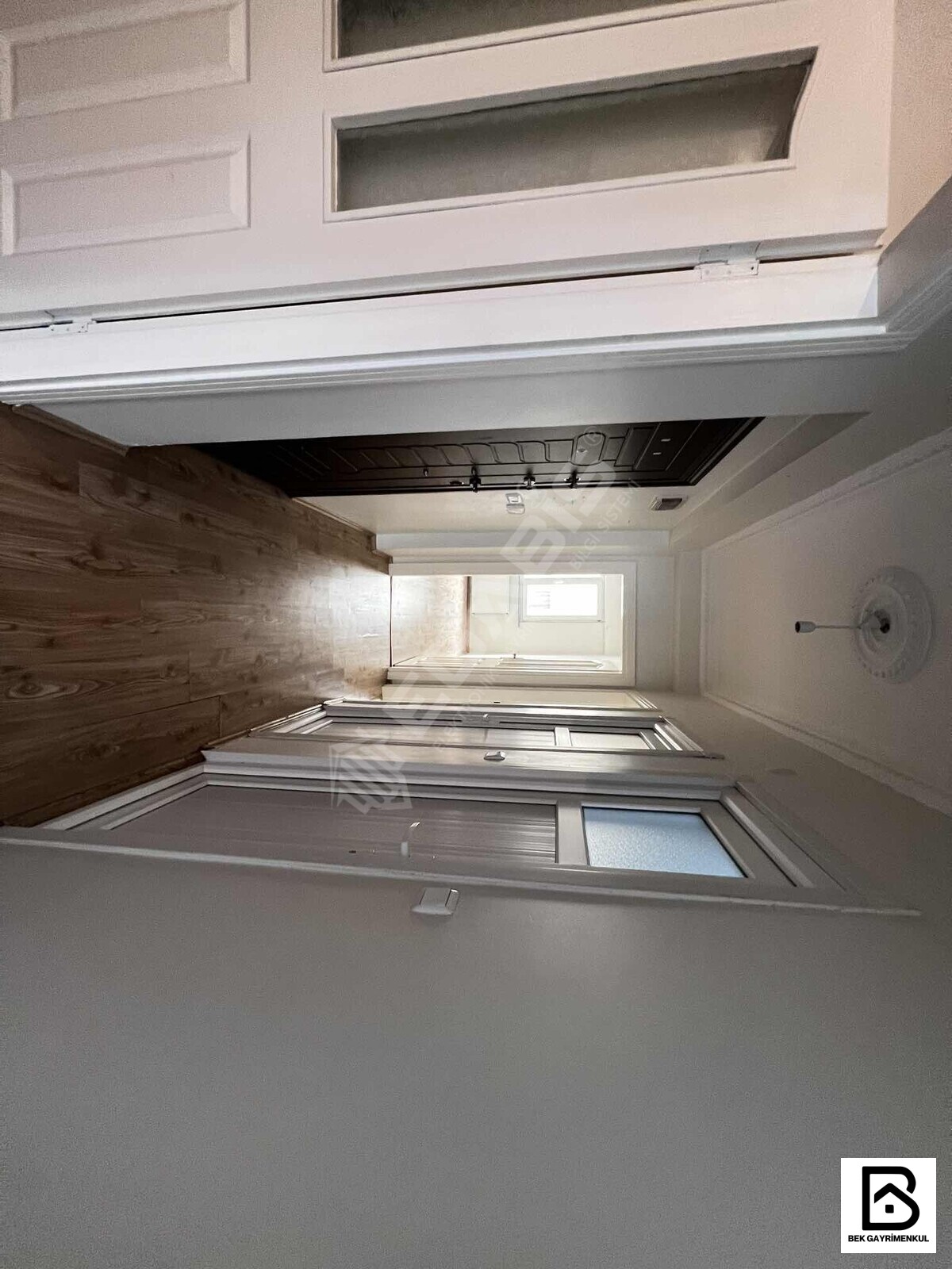 MERKEZİ KONUMDA KİRALIK 2+1 80 M2 1.KAT BALKONLU 12 YILLIK - 15