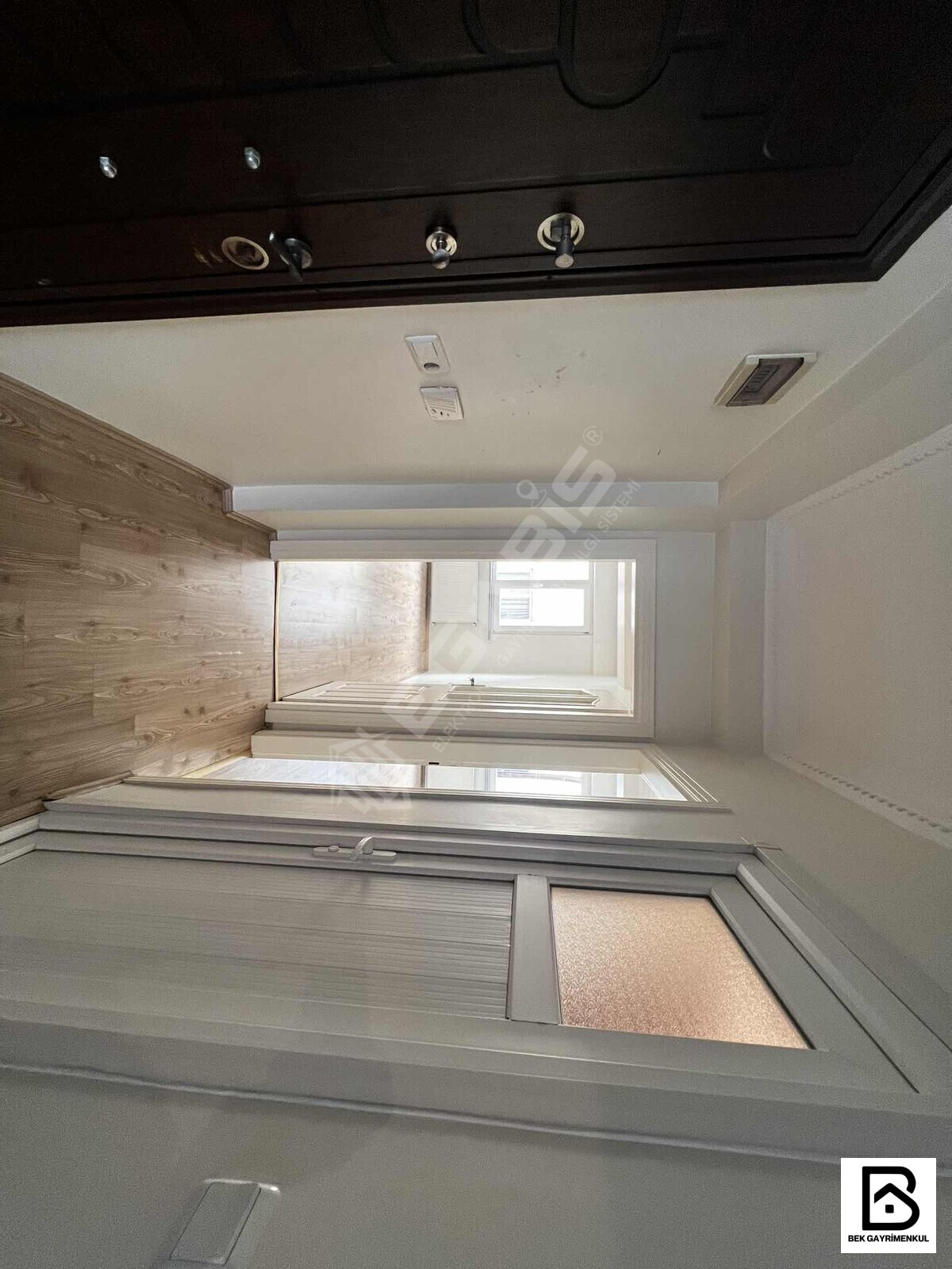 MERKEZİ KONUMDA KİRALIK 2+1 80 M2 1.KAT BALKONLU 12 YILLIK - 17