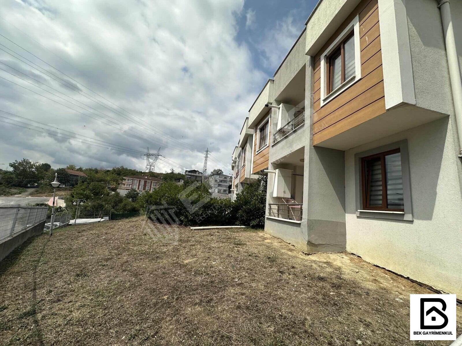 RENADA VADİ EVLERİNDE KİRALIK ÖNÜ AÇIK TERTEMİZ KÖŞE DAİRE