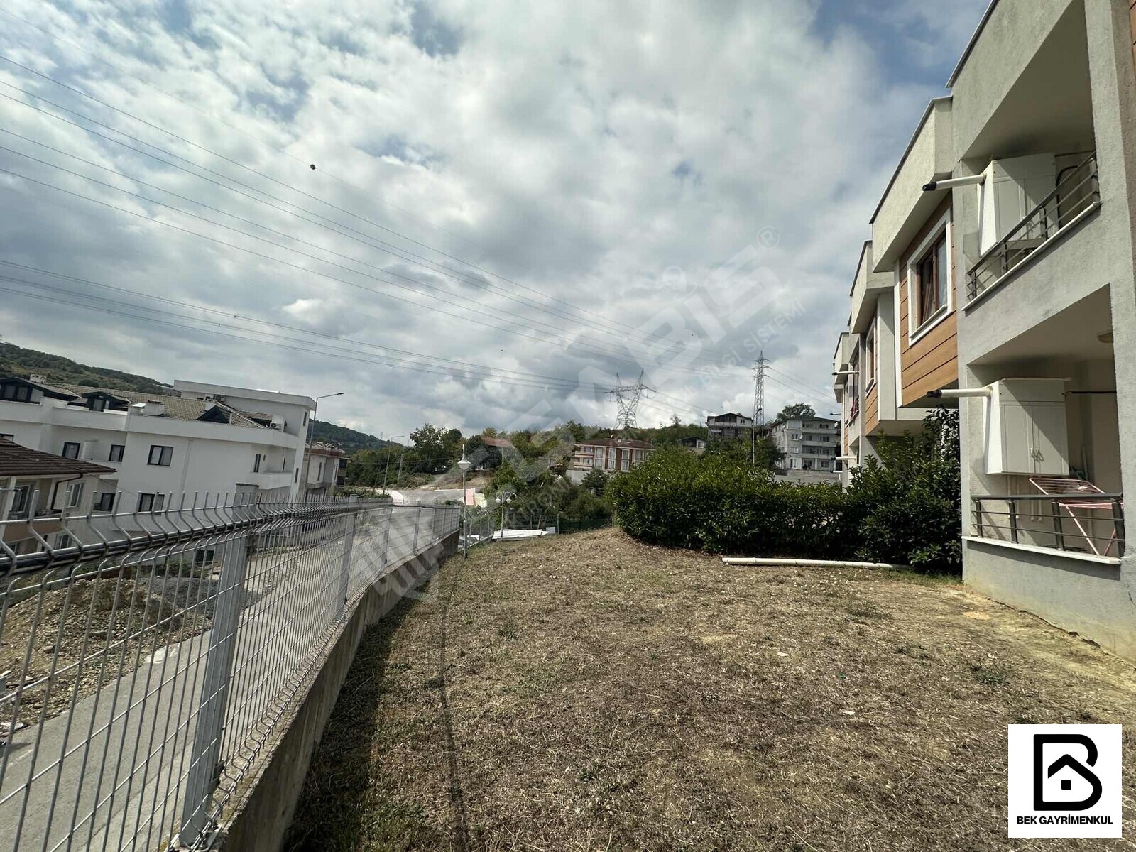 RENADA VADİ EVLERİNDE KİRALIK ÖNÜ AÇIK TERTEMİZ KÖŞE DAİRE - 3
