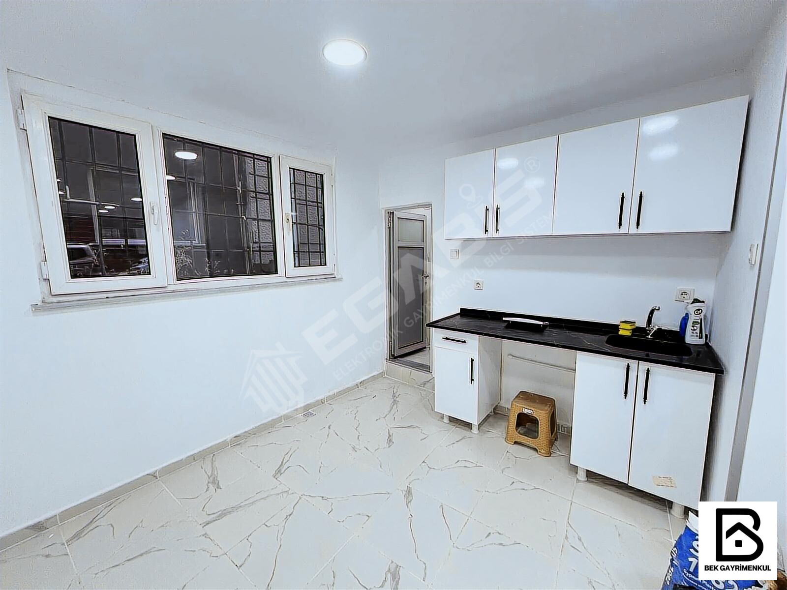 MERKEZİ KONUMDA KİRALIK 75 M2 CEPHESİ GENİŞ TERTEMİZ DÜKKAN - 18