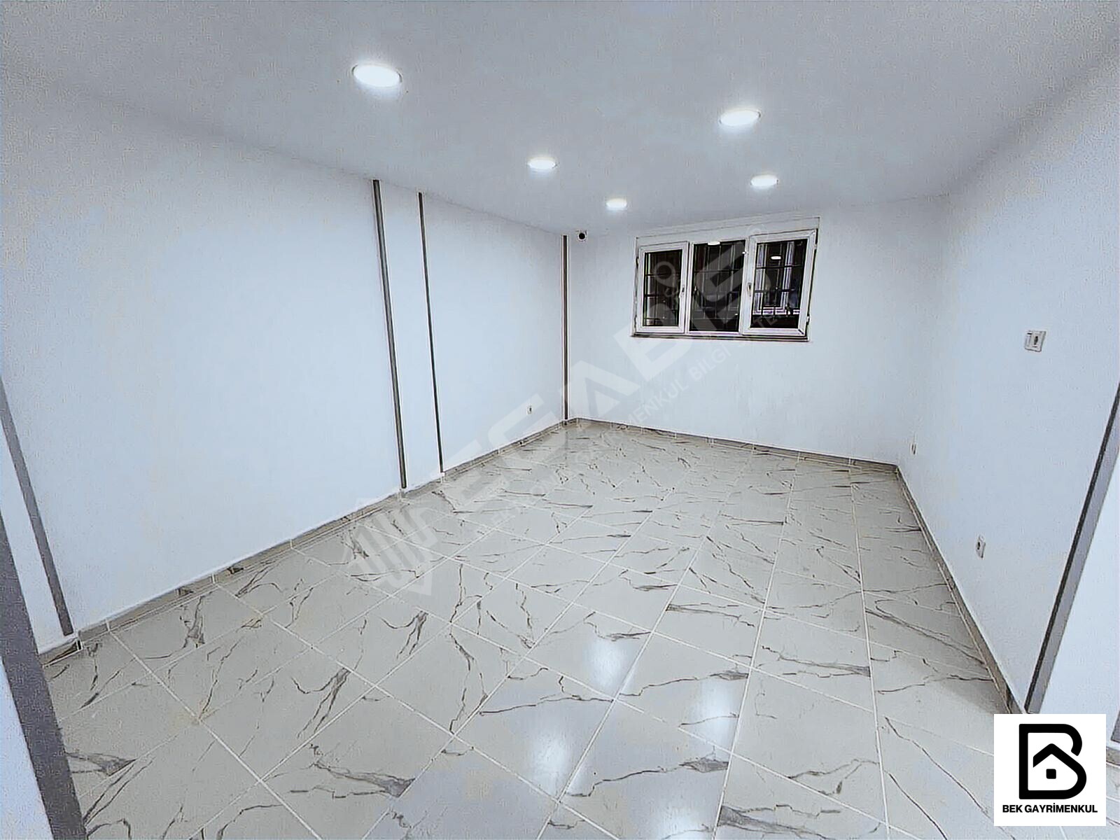MERKEZİ KONUMDA KİRALIK 75 M2 CEPHESİ GENİŞ TERTEMİZ DÜKKAN - 24