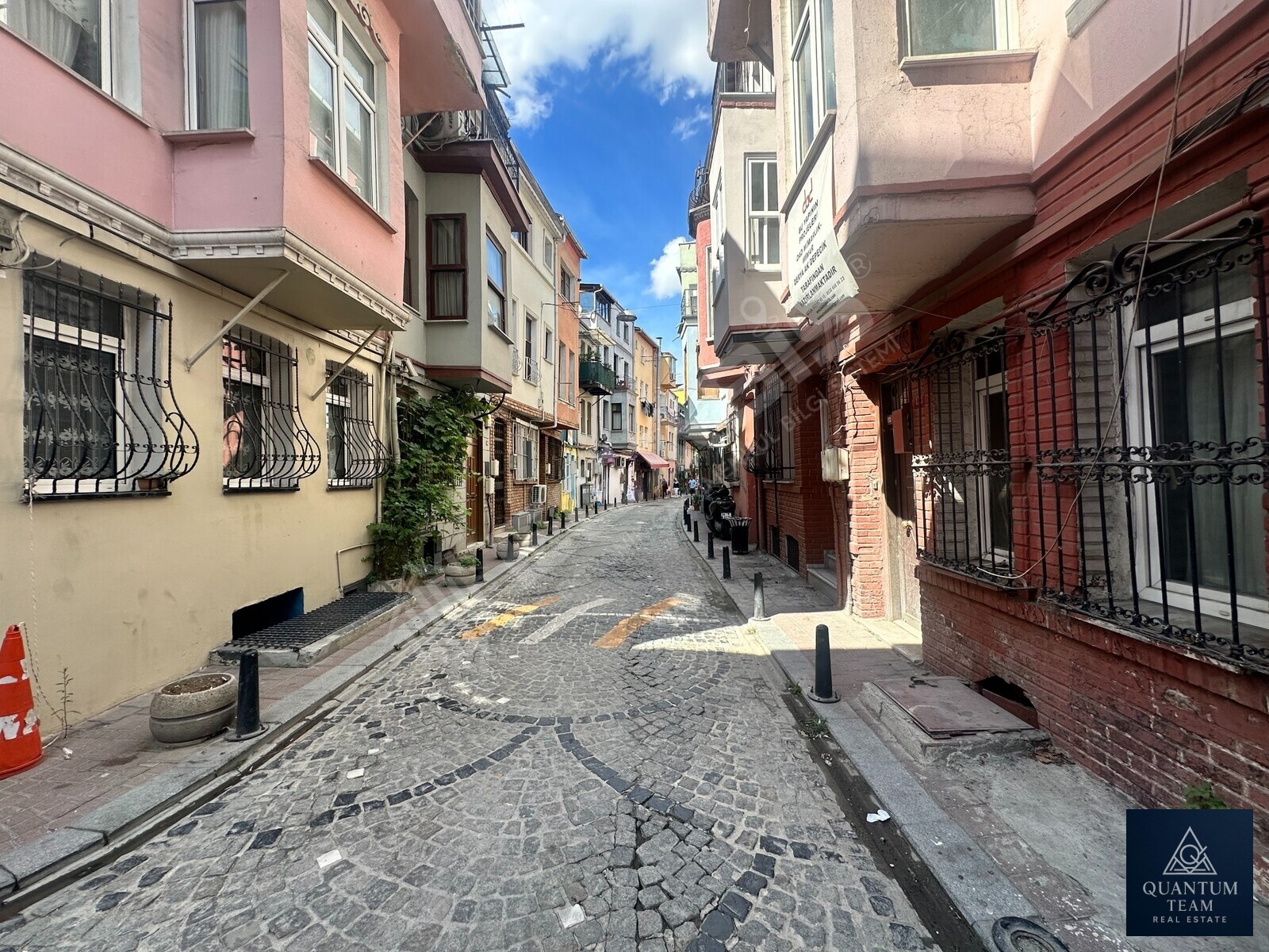 SATILIK - BALAT'TA 4 KATLI, KAT MÜLKİYETLİ KOMPLE BİNA - 35