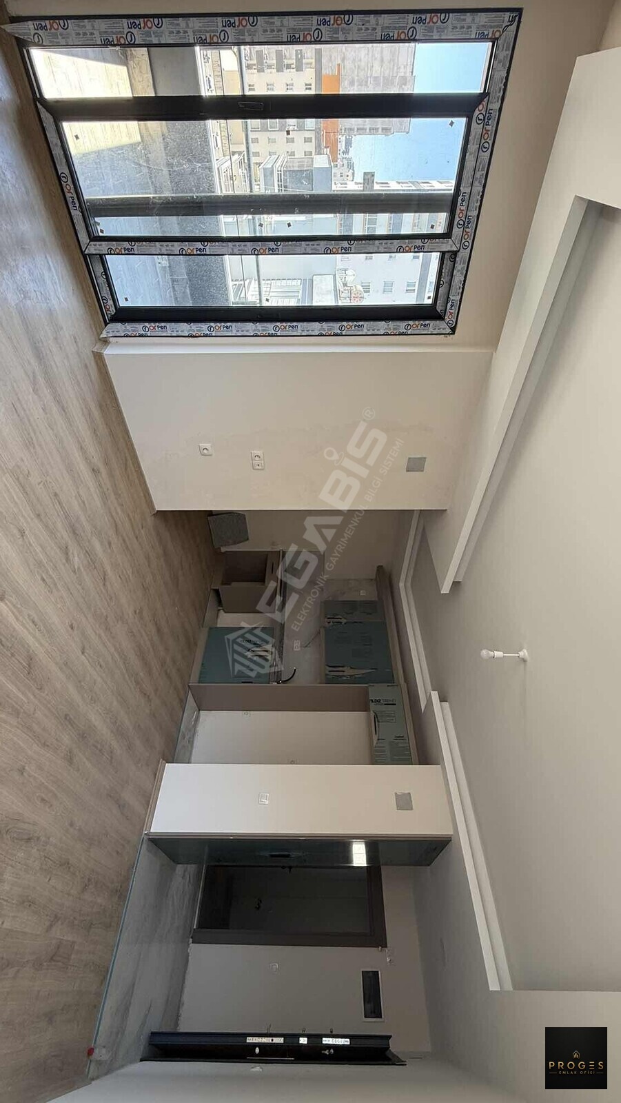 PROGES'TEN YUKARI ALATADA GENİŞ OTURUMLU 1+1 SATILIK DAİRE