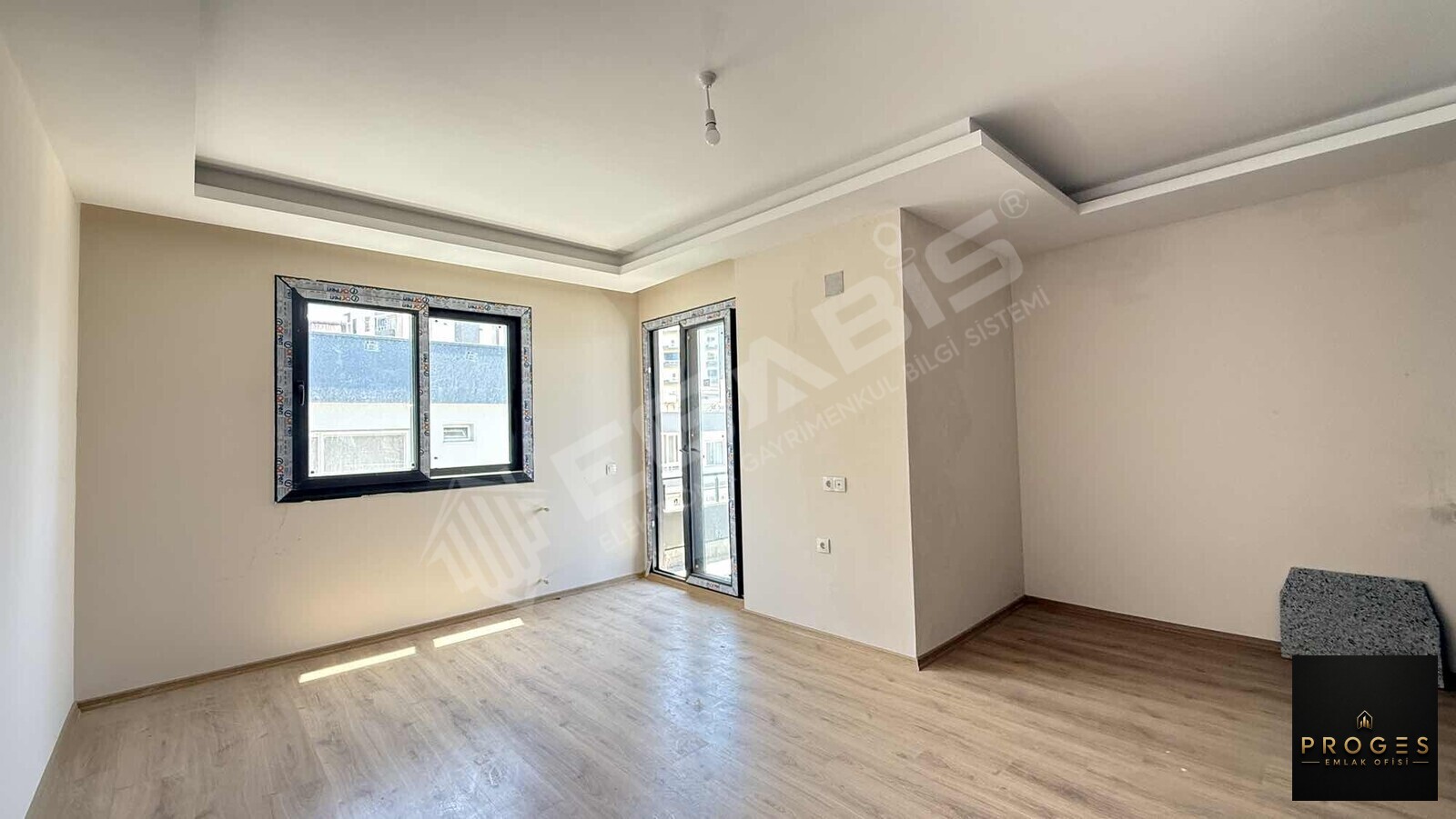 PROGES'TEN YUKARI ALATADA GENİŞ OTURUMLU 1+1 SATILIK DAİRE - 2