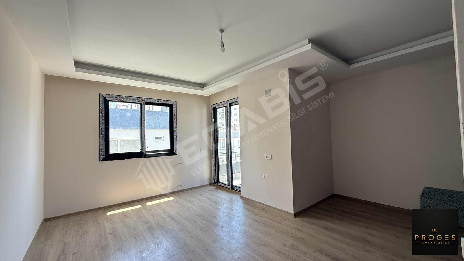 PROGES'TEN YUKARI ALATADA GENİŞ OTURUMLU 1+1 SATILIK DAİRE - 3