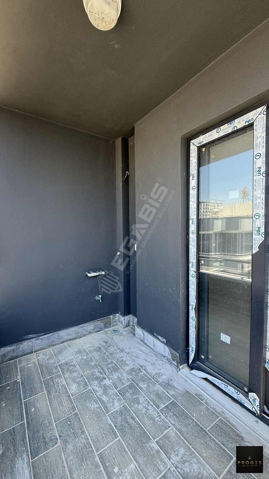 PROGES'TEN YUKARI ALATADA GENİŞ OTURUMLU 1+1 SATILIK DAİRE - 4