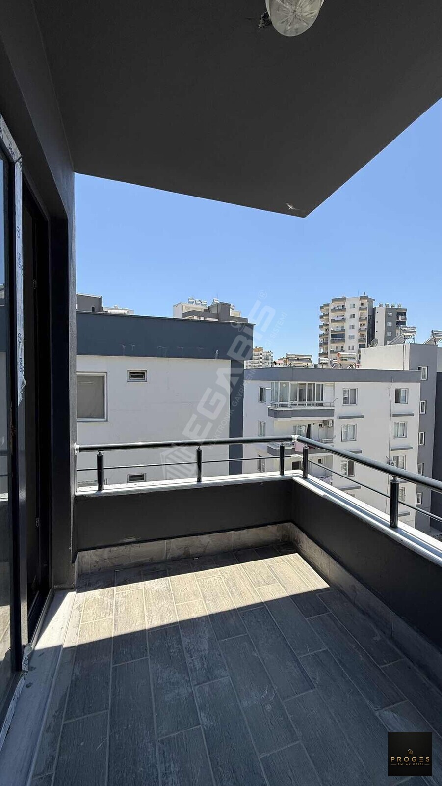 PROGES'TEN YUKARI ALATADA GENİŞ OTURUMLU 1+1 SATILIK DAİRE - 5