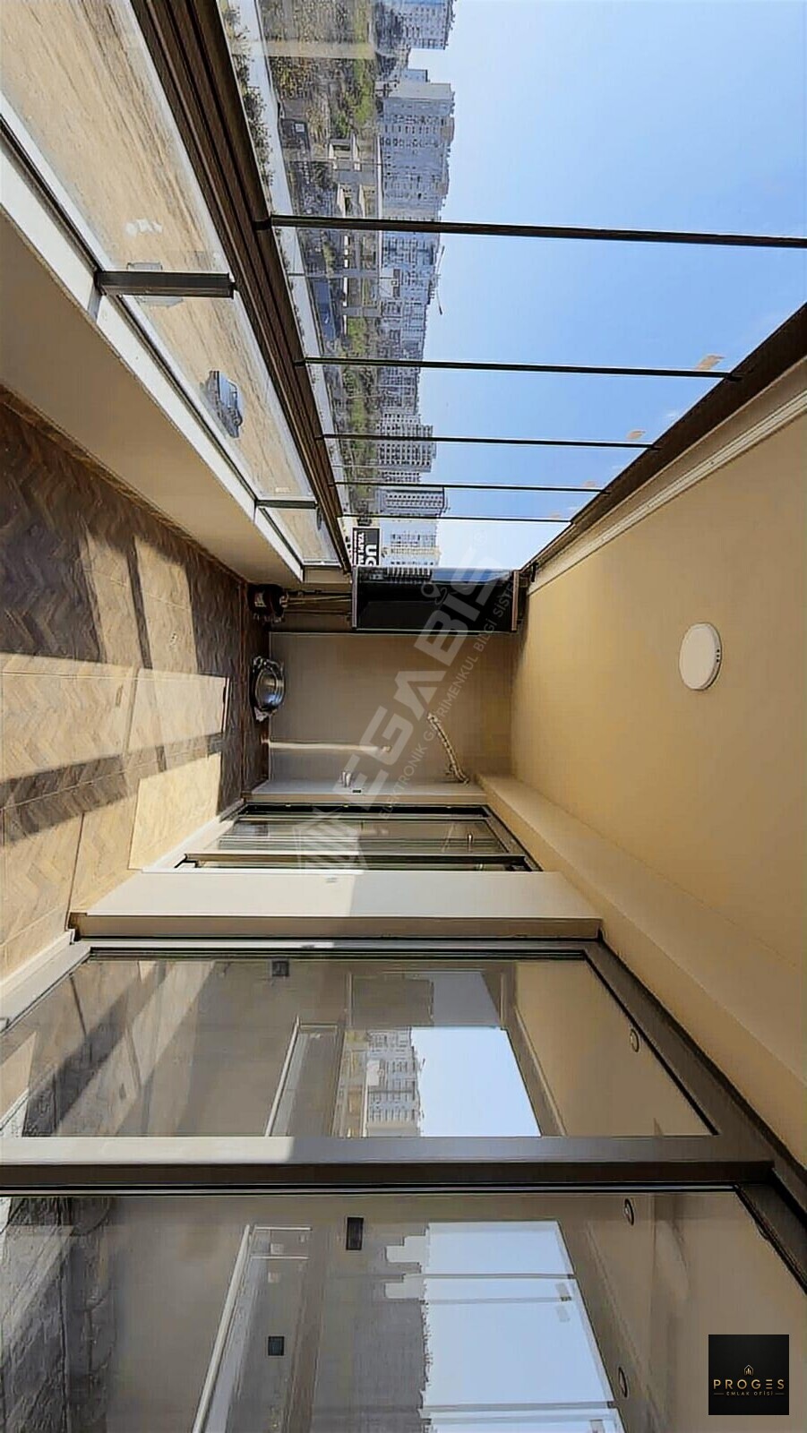 PROGES'TEN TÖMÜK'TE SOSYAL DONATLI 1+1 SATILIK DAİRE