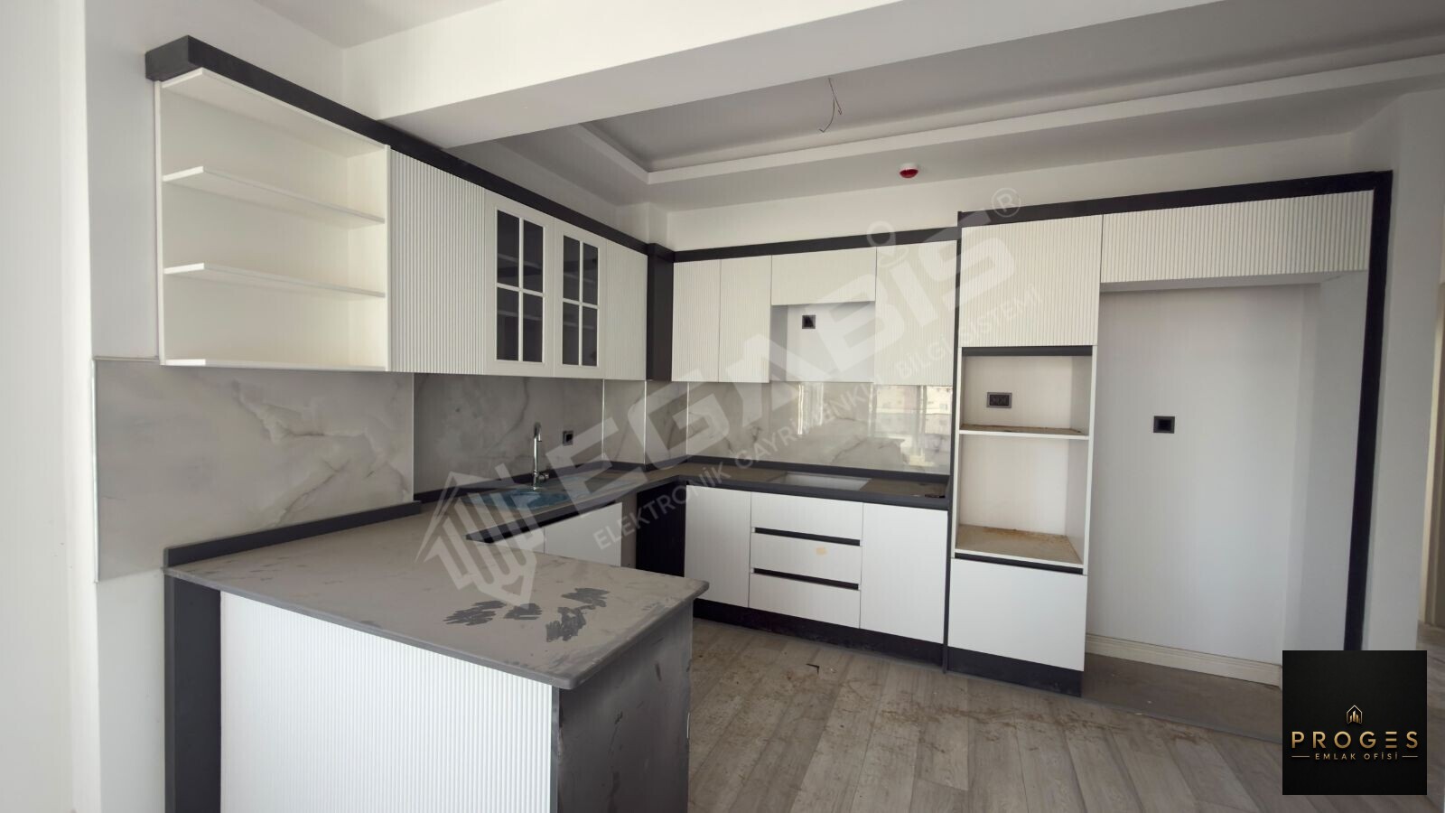 ERDEMLİ ARPAÇBAHŞİŞ MAHALLESİ HAVUZLU SİTEDE KİRALIK 2+1 DAİRE