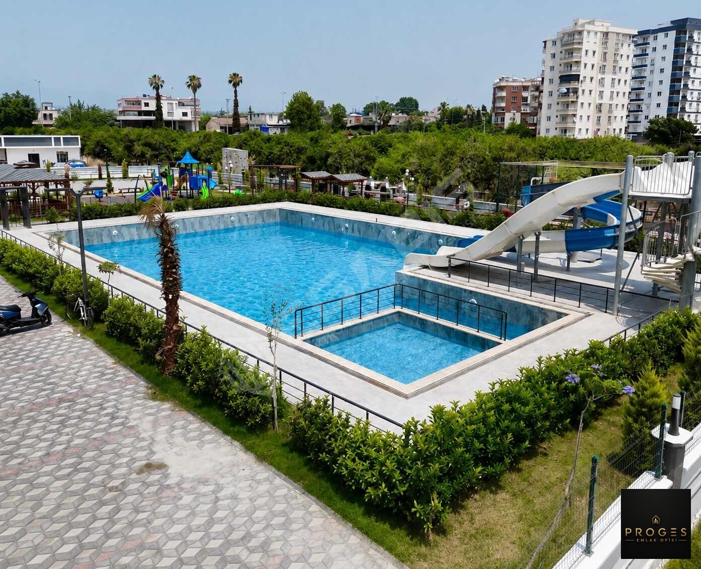 PROGES'TEN TÖMÜK'TE SOSYAL DONATLI 2+1 SATILIK DAİRE