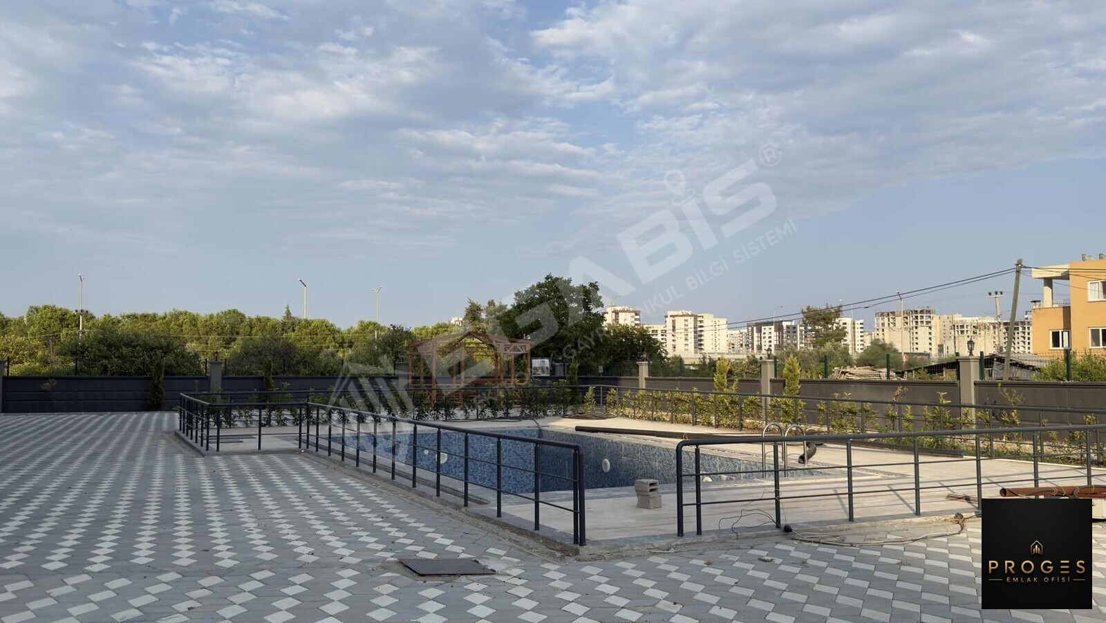 PROGES'TEN ÇEŞMELİ'DE İSKANLI HAVUZLU YATIRIMA UYGUN 1+1 SATILIK - 25