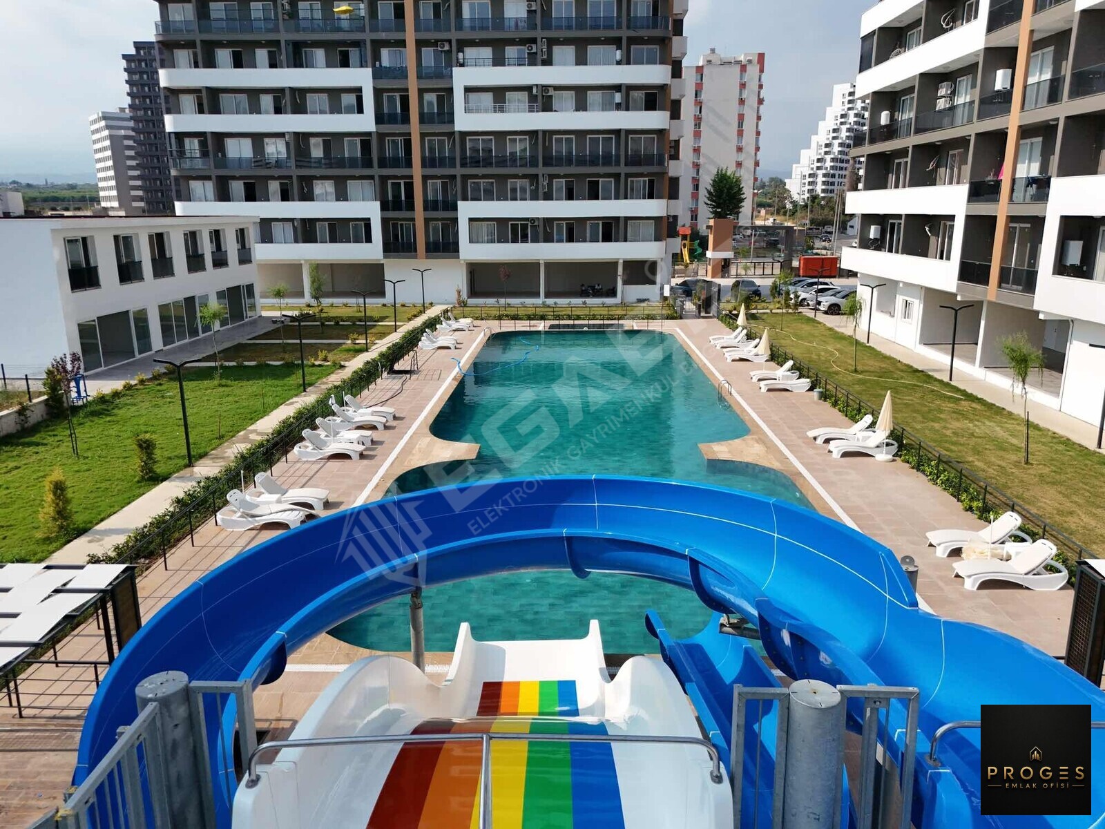 PROGES'TEN TÖMÜK'TE HAVUZLU SİTE İÇİNDE 1+1 SATILIK
