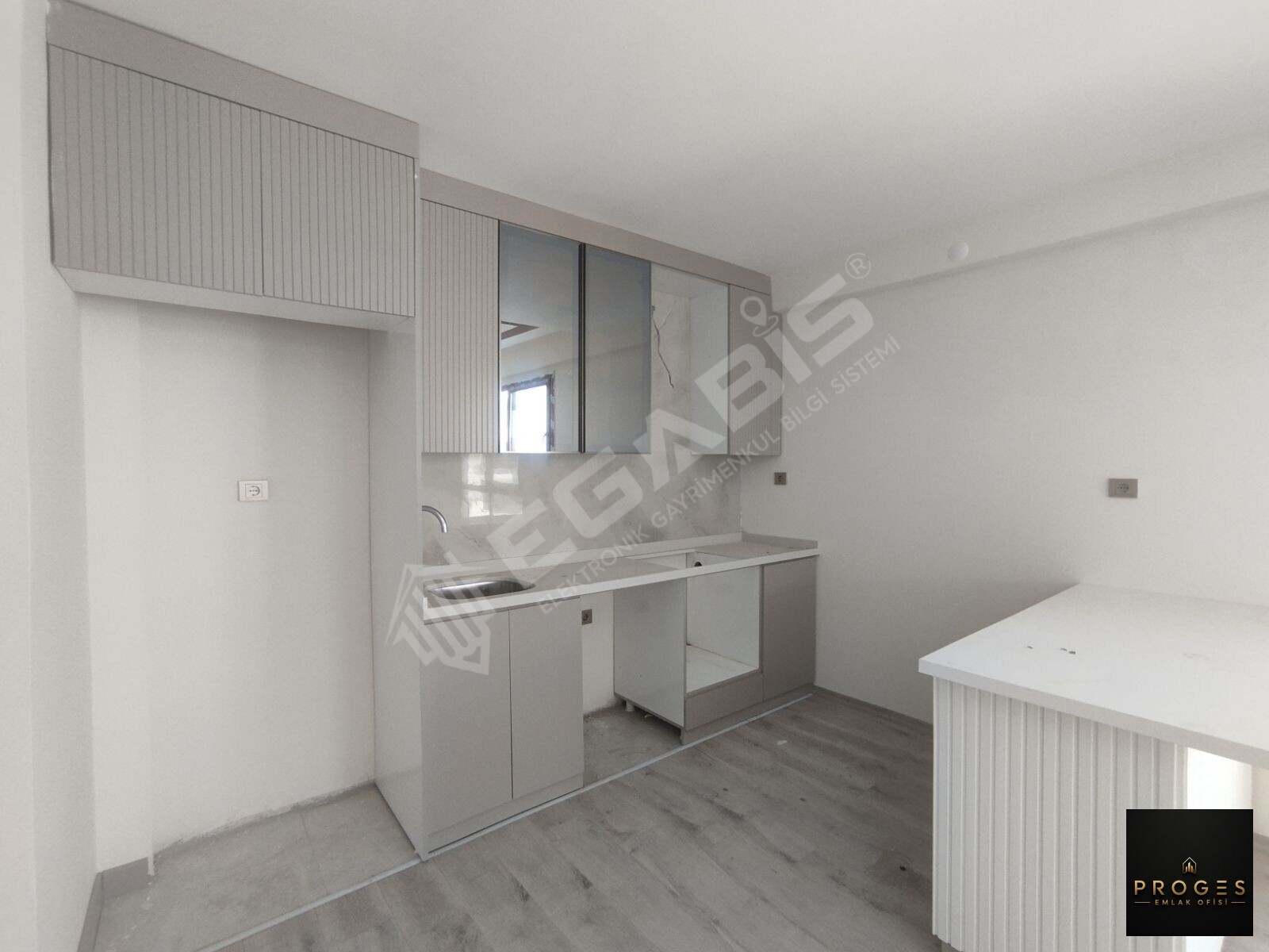 ERDEMLİ TÖMÜK MAHALLESİNDE HAVUZLU SİTE DE KİRALIK 2+1 DAİRE - 18