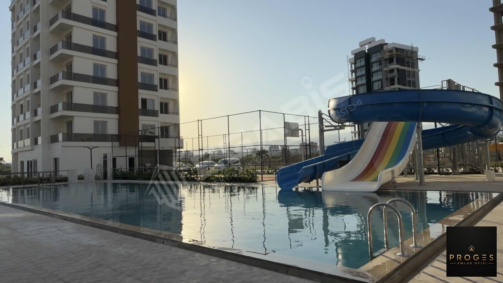 PROGES'TEN TECE'NİN YÜKSELEN BÖLGESİNDE HAVUZLU 1+1 SATILIK
