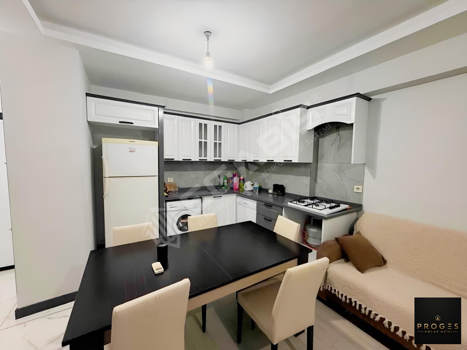TÖMÜKTE EŞYALI HEM DENİZE HEM ANAYOLA YAKIN 1+1 DAİRE - 10