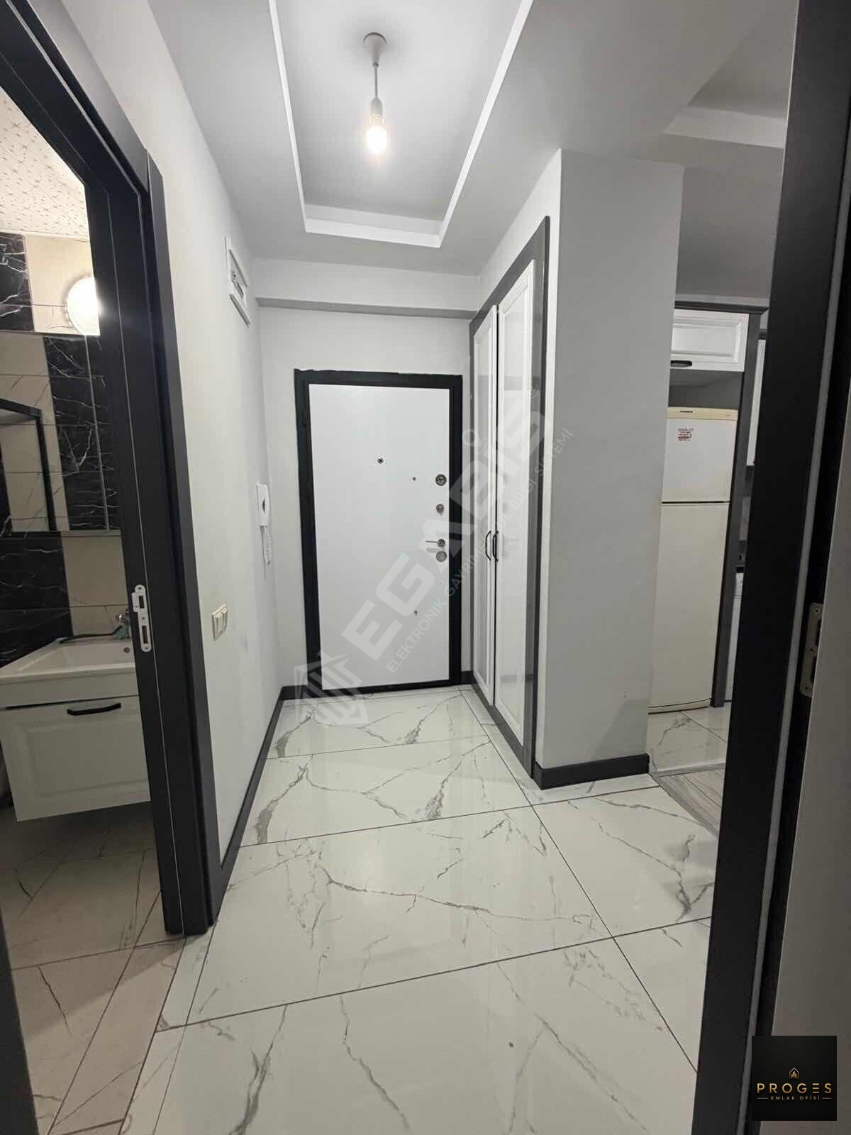 TÖMÜKTE EŞYALI HEM DENİZE HEM ANAYOLA YAKIN 1+1 DAİRE - 12