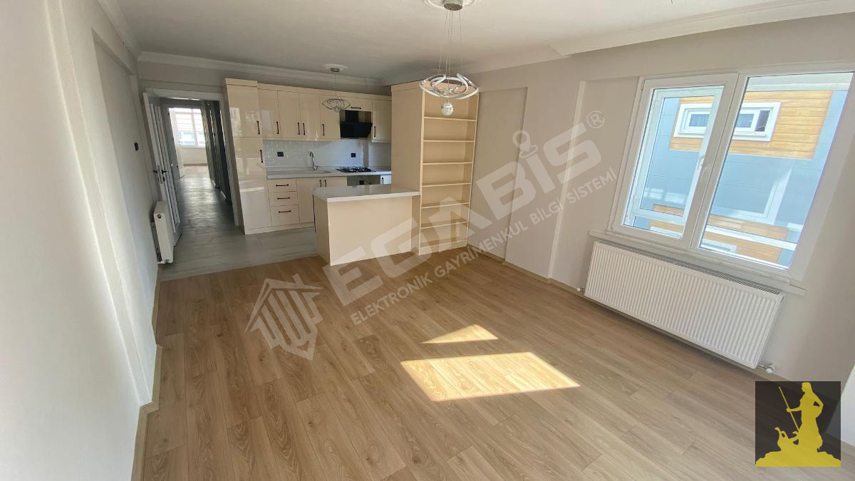 AKÇAY MERKEZDE SATILIK 2+1 DAİRE – ŞÖMİNELİ, YENİLENMİŞ VE DOĞALGAZLI!