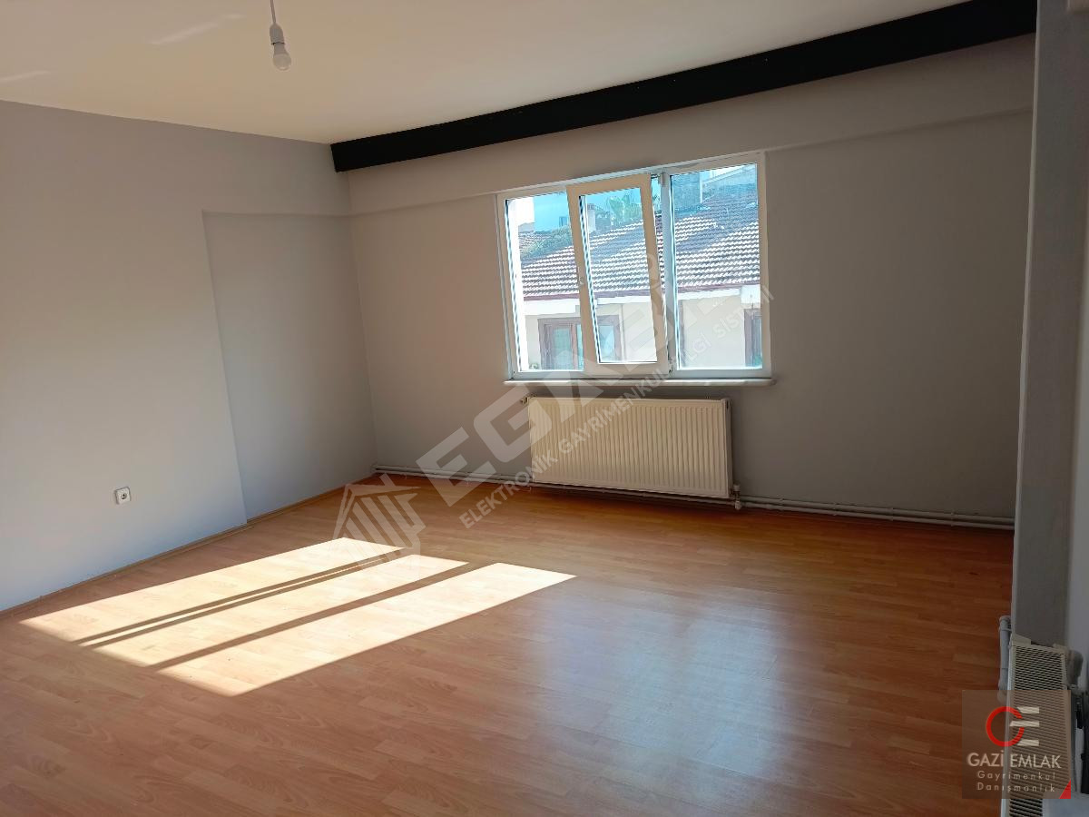 ""GAZİ EMLAK""Bahçelievler Mahallesinde 2+1 Doğalgazlı Son kat ASANSÖRSÜZ 2 WC ve BALKON - 4