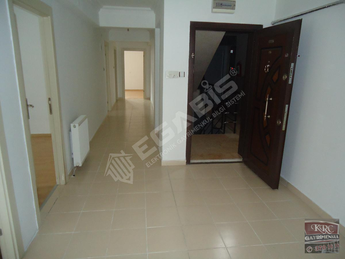 KRC'DEN MERKEZİ KONUMDA CADDE ÜZERİNDE KİRALIK KATTA 3+1 DAİRE - 3