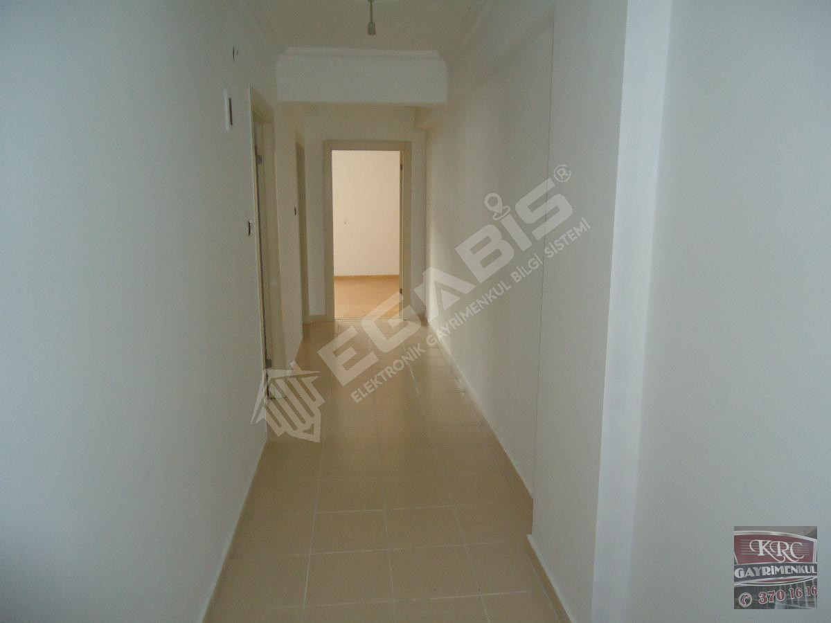 KRC'DEN MERKEZİ KONUMDA CADDE ÜZERİNDE KİRALIK KATTA 3+1 DAİRE - 4