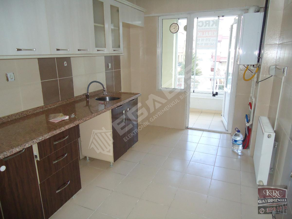 KRC'DEN MERKEZİ KONUMDA CADDE ÜZERİNDE KİRALIK KATTA 3+1 DAİRE