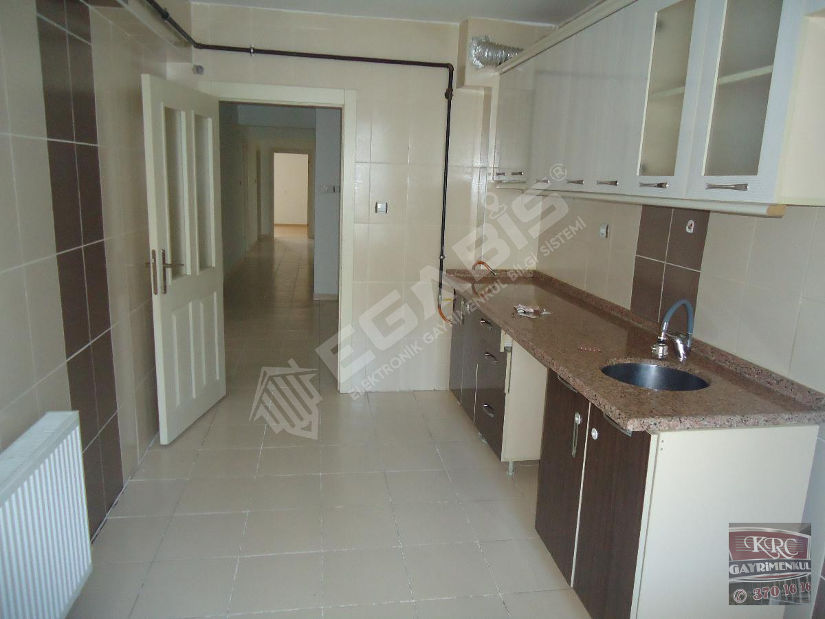 KRC'DEN MERKEZİ KONUMDA CADDE ÜZERİNDE KİRALIK KATTA 3+1 DAİRE - 5