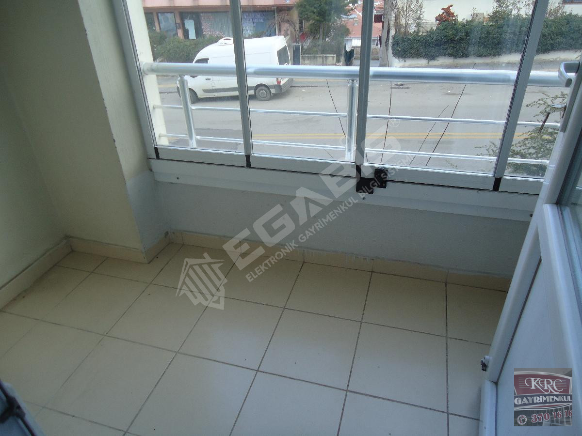 KRC'DEN MERKEZİ KONUMDA CADDE ÜZERİNDE KİRALIK KATTA 3+1 DAİRE - 6