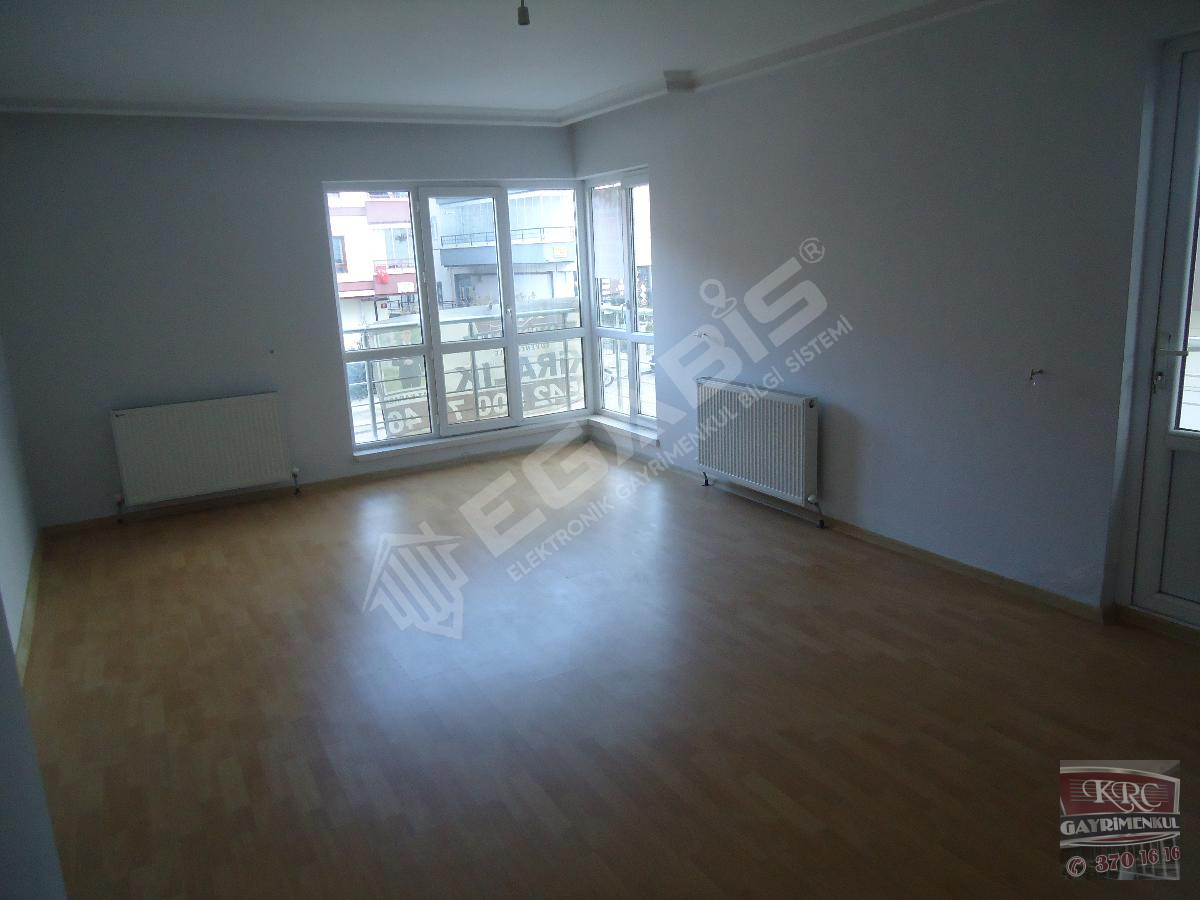 KRC'DEN MERKEZİ KONUMDA CADDE ÜZERİNDE KİRALIK KATTA 3+1 DAİRE - 8