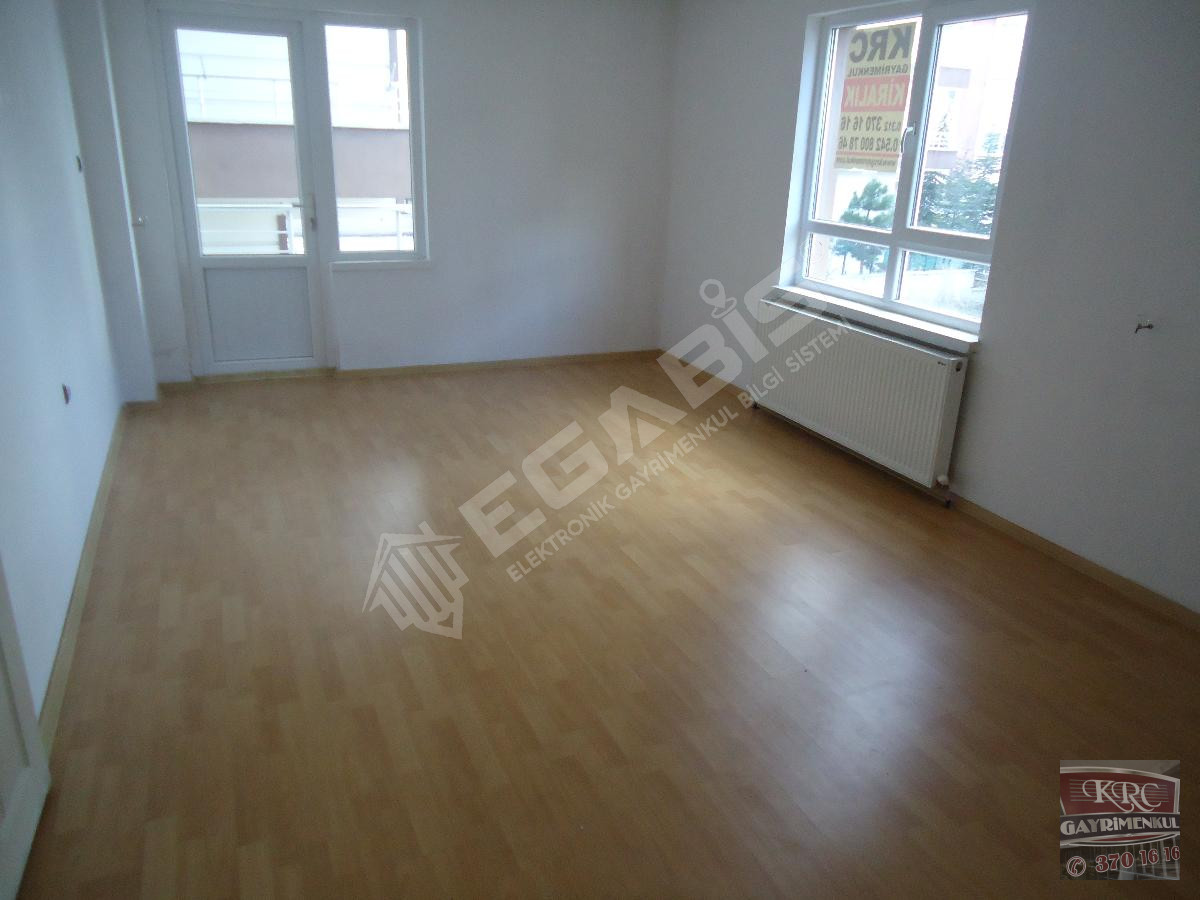 KRC'DEN MERKEZİ KONUMDA CADDE ÜZERİNDE KİRALIK KATTA 3+1 DAİRE - 13