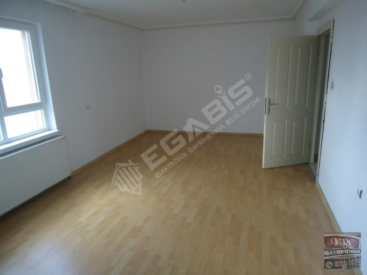 KRC'DEN MERKEZİ KONUMDA CADDE ÜZERİNDE KİRALIK KATTA 3+1 DAİRE - 14