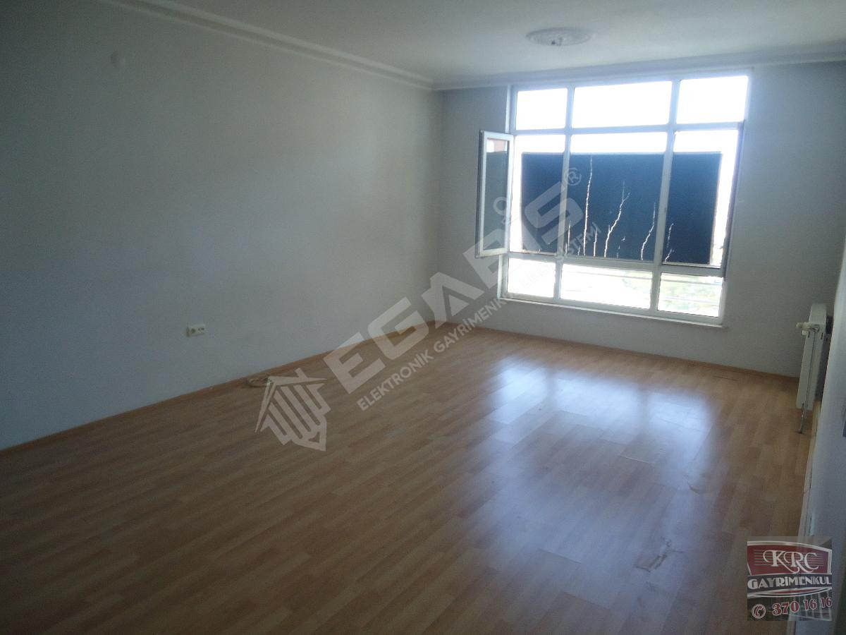 KRC'DEN HÜREL MAHALLESİNDE KİRALIK KATTA 3+1 DAİRE - 5