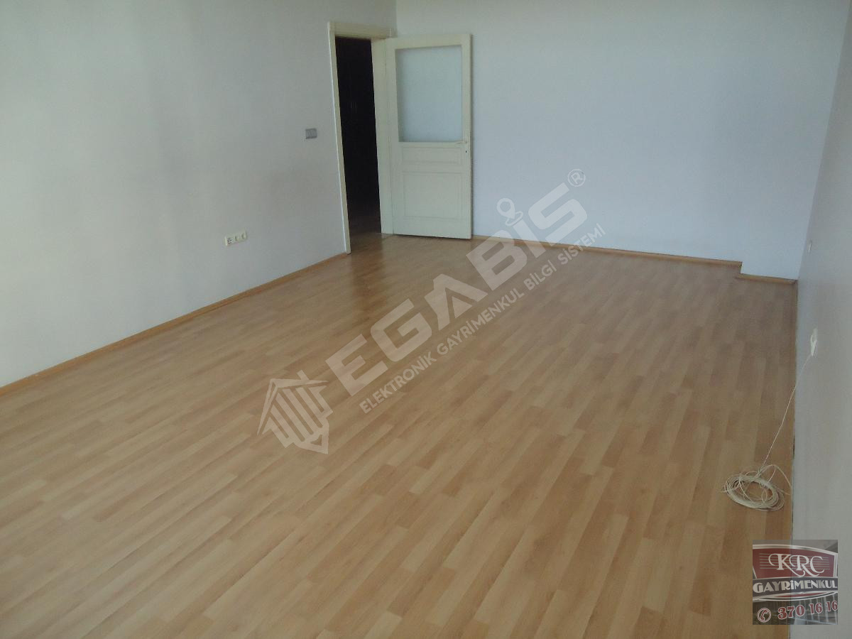 KRC'DEN HÜREL MAHALLESİNDE KİRALIK KATTA 3+1 DAİRE - 6