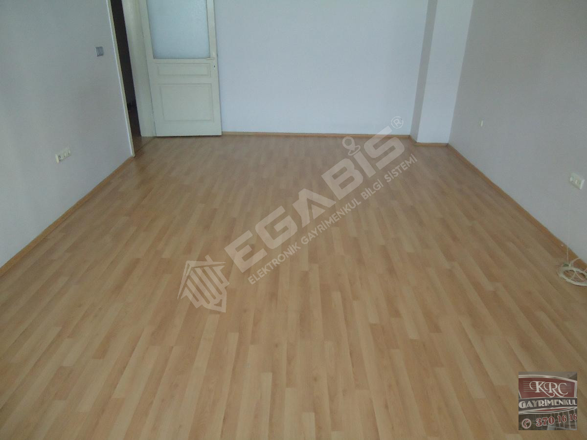 KRC'DEN HÜREL MAHALLESİNDE KİRALIK KATTA 3+1 DAİRE - 7