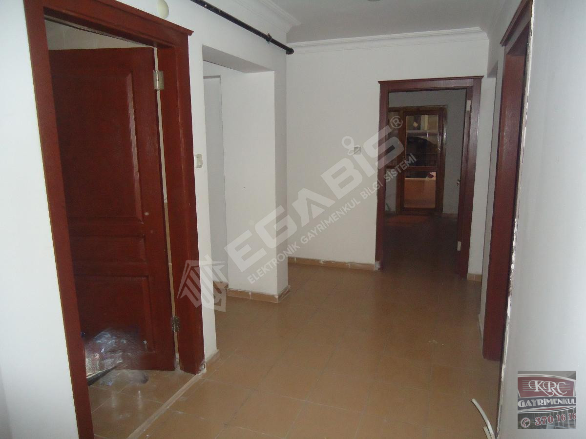 KRC'DEN MERKEZİ KONUMDA CADDE ÜZERİ SATILIK 3+1 DAİRE - 2