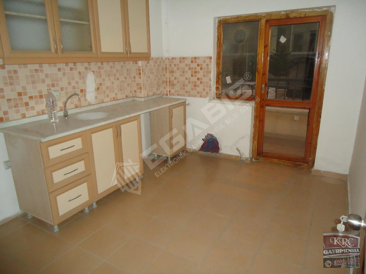 KRC'DEN MERKEZİ KONUMDA CADDE ÜZERİ SATILIK 3+1 DAİRE