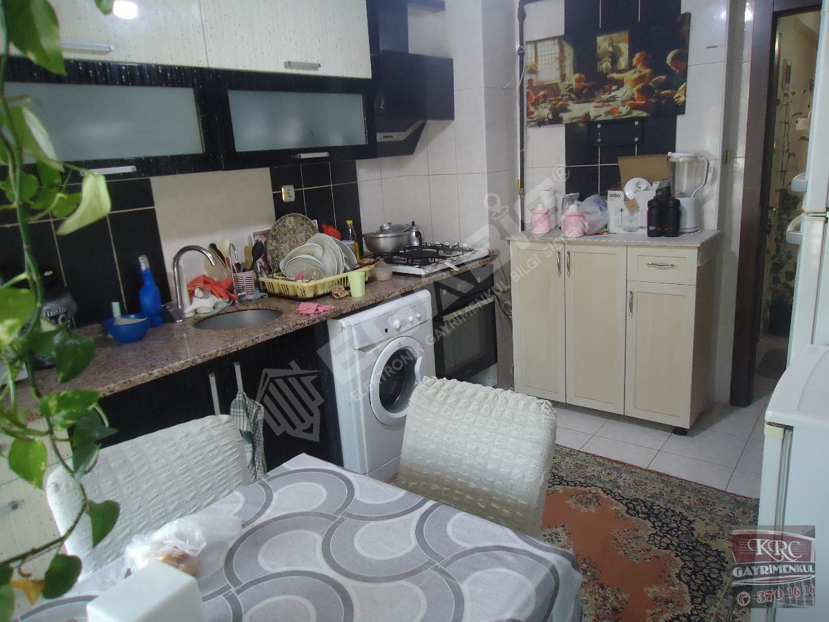 KRC'DEN MERKEZİ KONUMDA CADDE ÜZERİ SATILIK 4+1 DAİRE