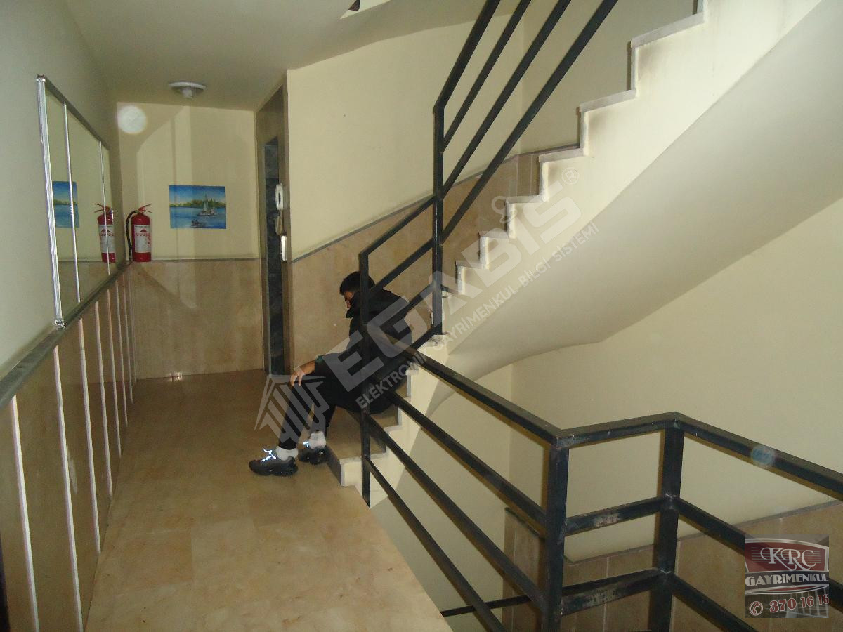 KRC'DEN MERKEZİ KONUMDA CADDE ÜZERİ SATILIK 4+1 DAİRE - 14